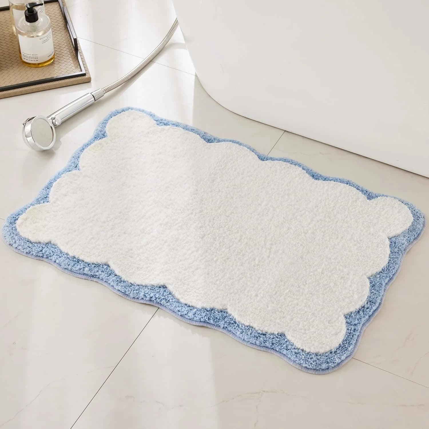 Luxury Microfiber Bathroom Rugs, White Bath Rug with Blue Scalloped Piping Cute Aesthetic Preppy Bath Mat for Bathroom,